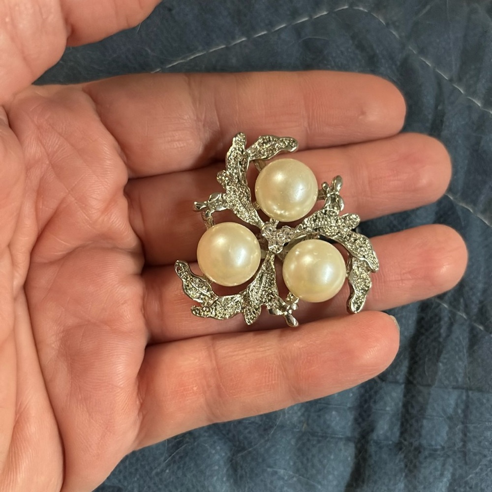 3 pearls  design Fashion brooch